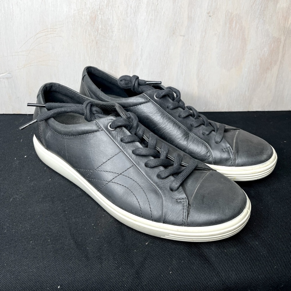 Woman’s black leather Ecco soft sneaker size 10